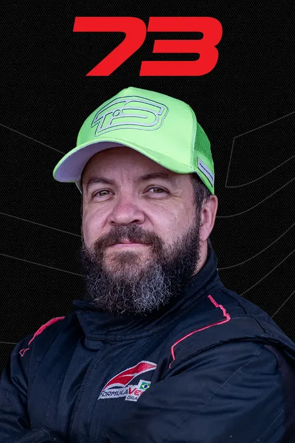 Diêgo Silva de braços cruzados, com o macacão da Fórmula Vee e o número 73