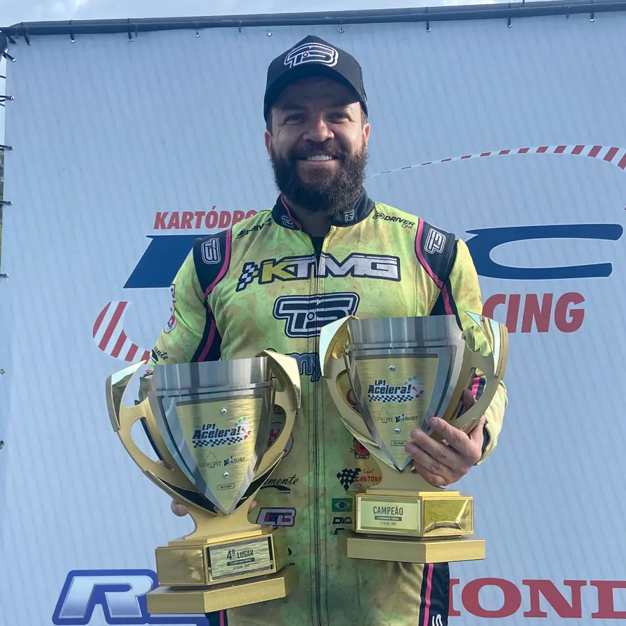 Diêgo no pódio com os dois troféus da LP1 Acelera